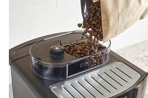 Un segundo contenedor para granos o para polvo de café adicional es particularmente práctico si los usuarios de la cafetera tienen diferentes preferencias por los tipos de café.